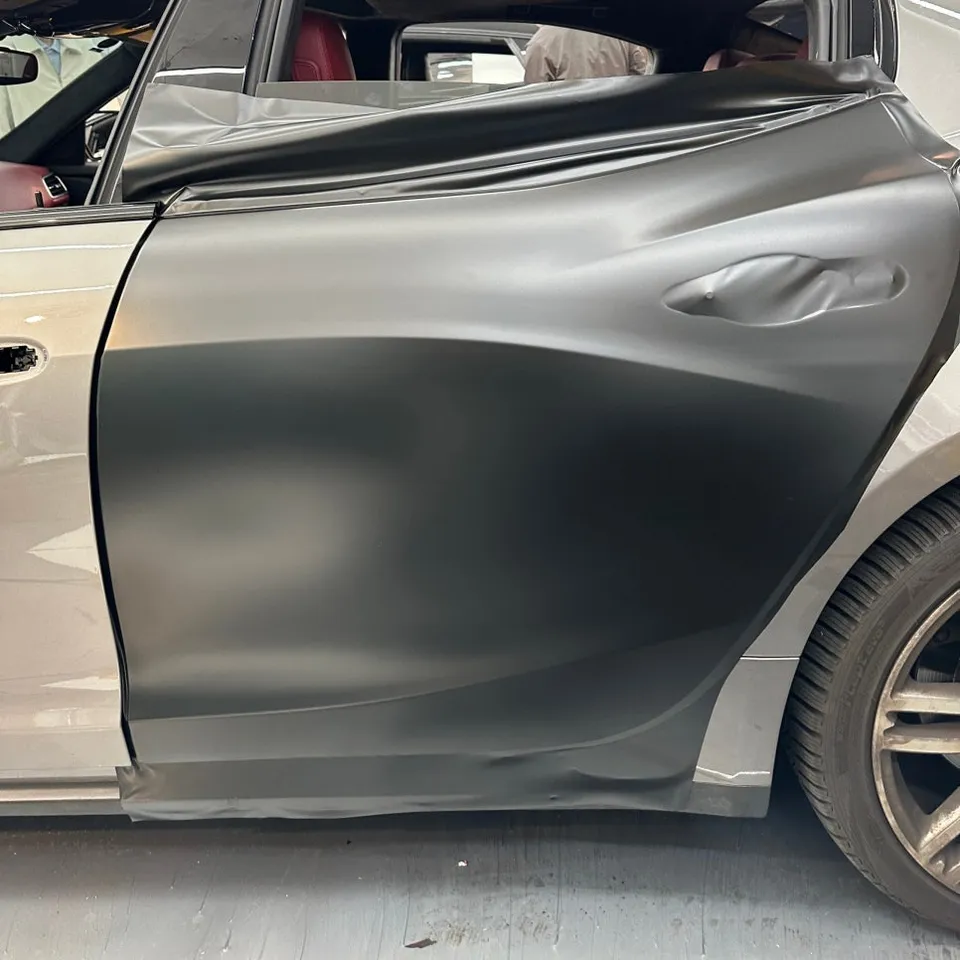 Maserati Ghibliのカーラッピング事例|サテンブラックの高級感 施工写真 3-2