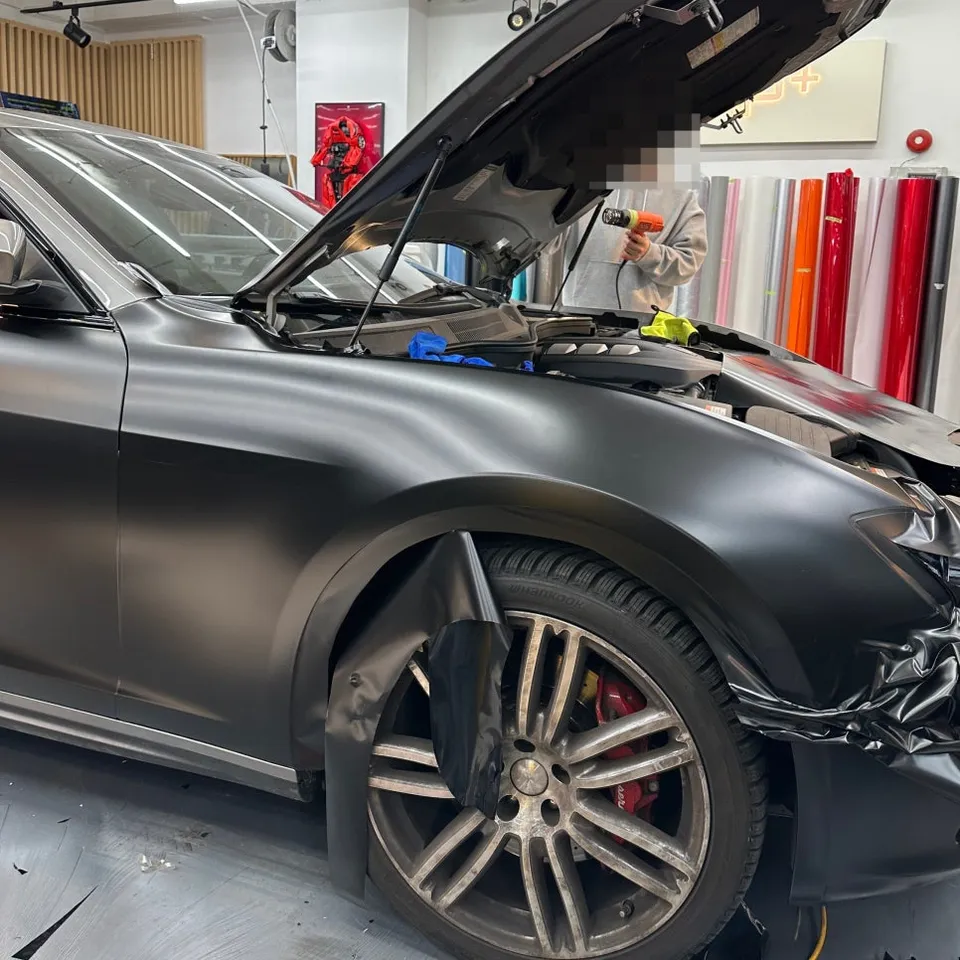 Maserati Ghibliのカーラッピング事例|サテンブラックの高級感 施工写真 1-3