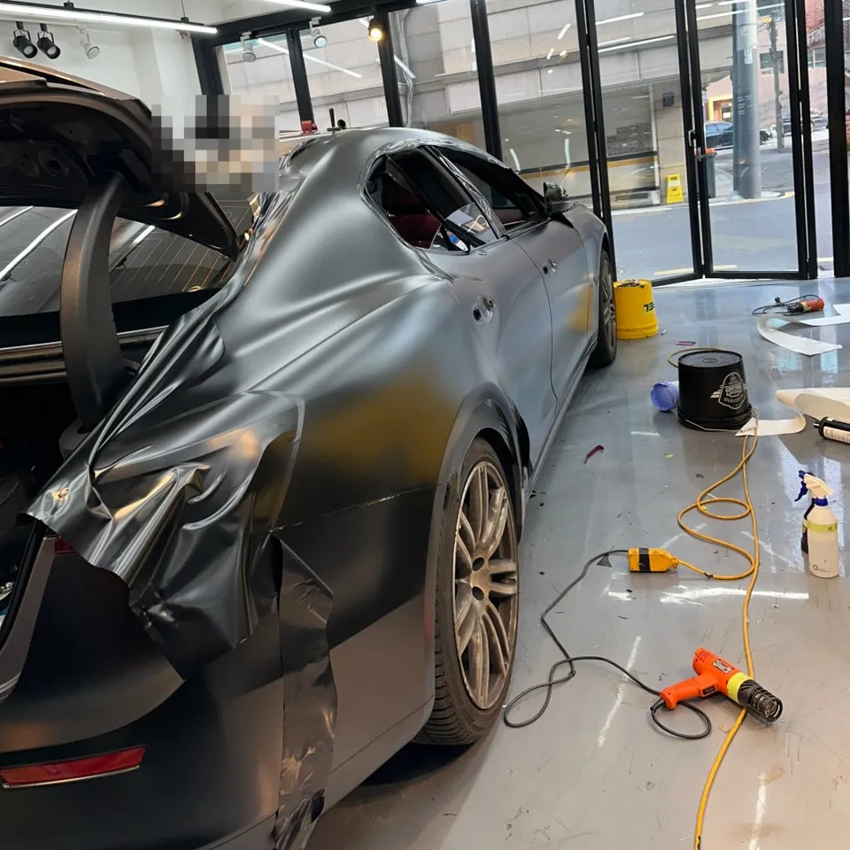 Maserati Ghibliのカーラッピング事例|サテンブラックの高級感 施工写真 2-3