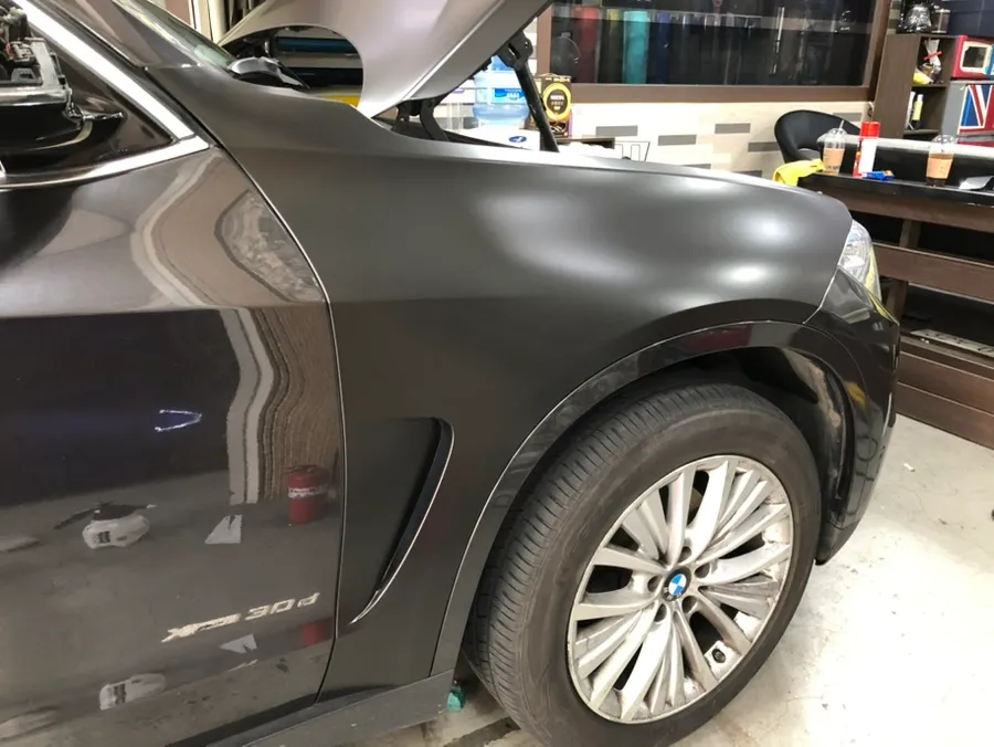 BMW X5のカーラッピング事例｜サテンブラックで高級感アップ 施工写真 1-2