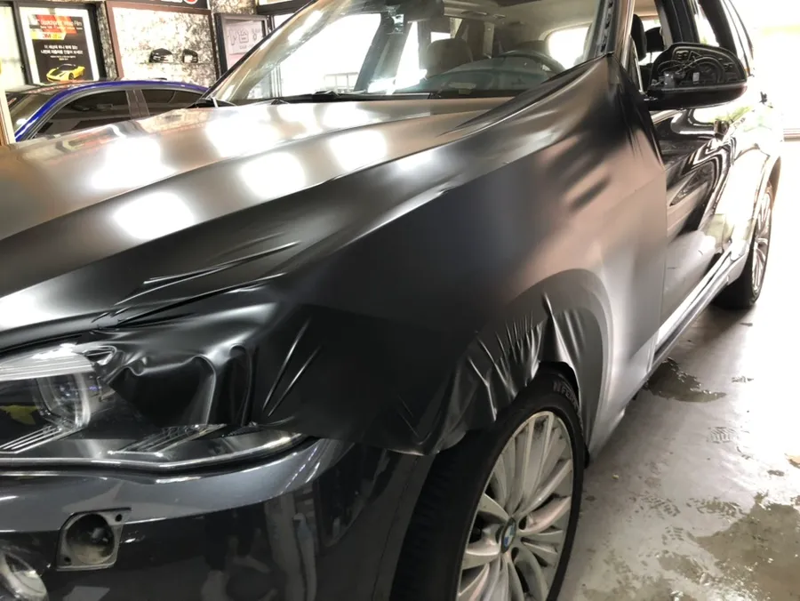 BMW X5のカーラッピング事例｜サテンブラックで高級感アップ 施工写真 2-2