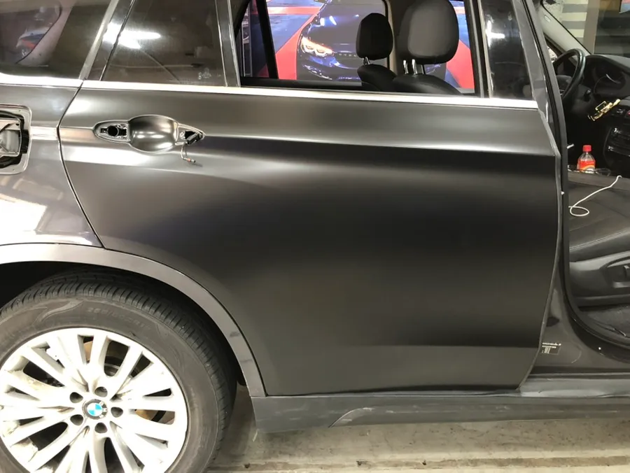 BMW X5のカーラッピング事例｜サテンブラックで高級感アップ 施工写真 3-3