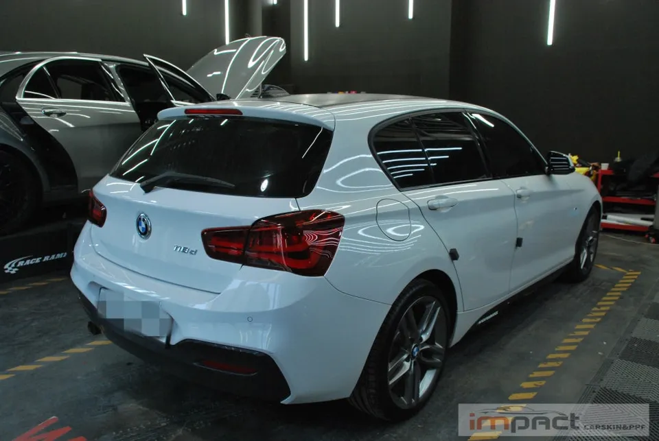 BMW 1 Series F20 カーラッピング事例|高光沢ブラックで高級感アップ 施工写真 2-1