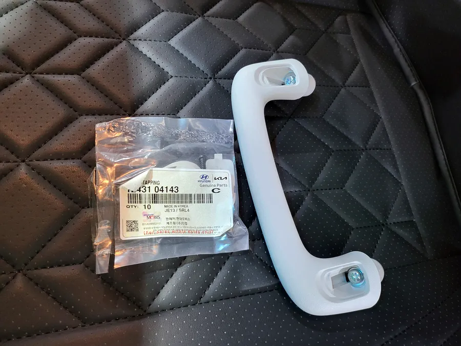 Hyundai Staria oem options - Hyundai Staria A-Pillar Handle Review — Improved Access photo 4