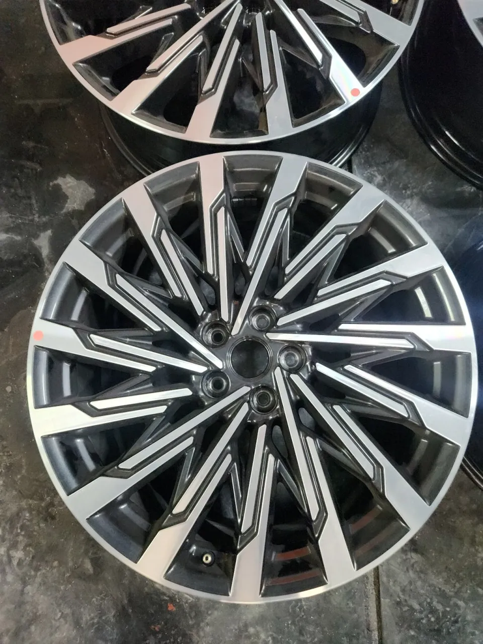 BMW X5 wheel repair - BMW X5 Wheel Repair & Refinishing Review — Glossy Black Restoration photo 3