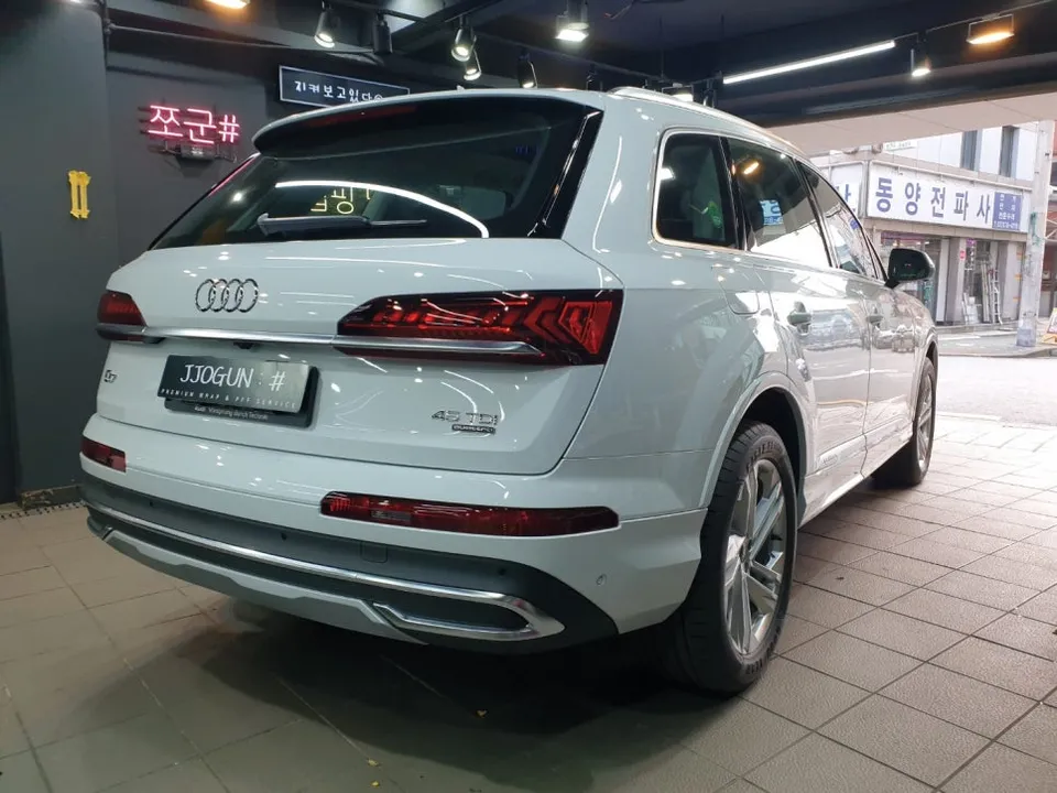 Audi Q7のカーラッピング事例|クローム部分のカスタム 施工写真 3-1