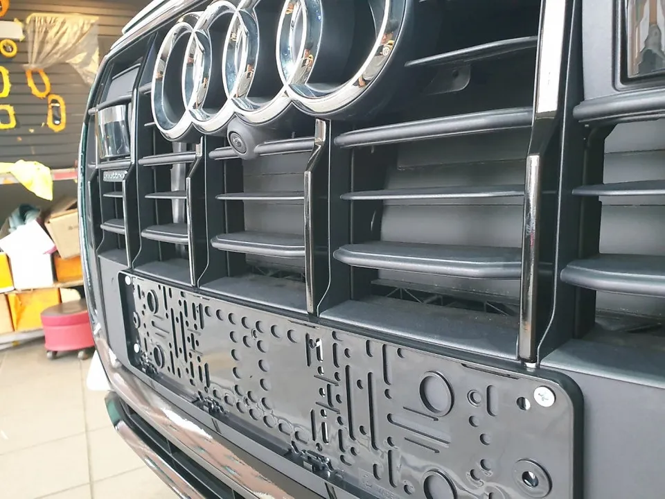 Audi Q7のカーラッピング事例|クローム部分のカスタム 施工写真 3-2
