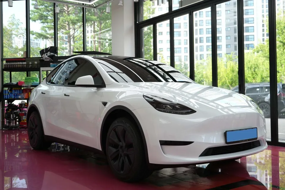 Tesla Model Yのカーフィルム施工事例｜費用目安・仕上がり 施工写真 1-3