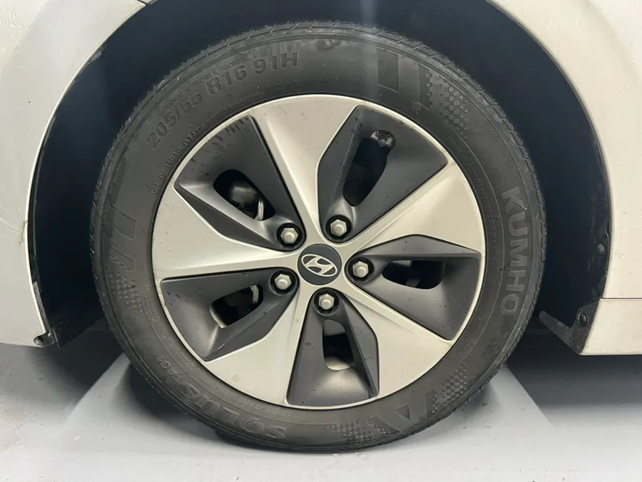 Hyundai IONIQ wheel repair - Hyundai IONIQ Wheel Repair Review: Restored Rims photo 3