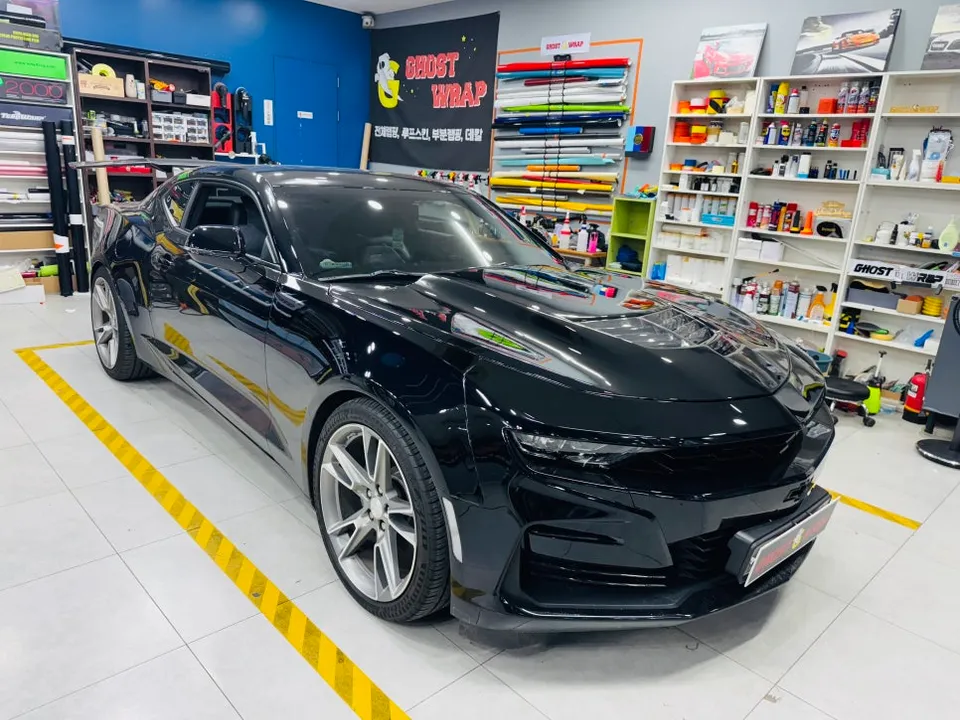 Chevrolet Camaroのボンネットラッピング事例|ブラックPETフィルム 施工写真 1-2