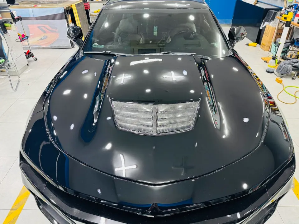 Chevrolet Camaroのボンネットラッピング事例|ブラックPETフィルム 施工写真 2-2