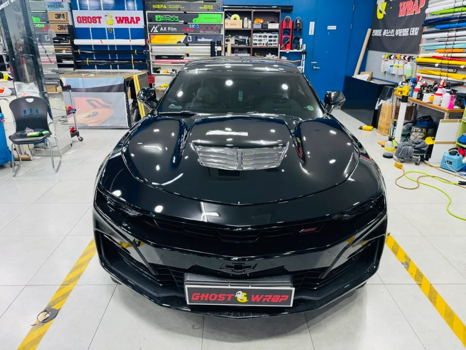 Chevrolet Camaroのボンネットラッピング事例|ブラックPETフィルム 施工写真 3-2