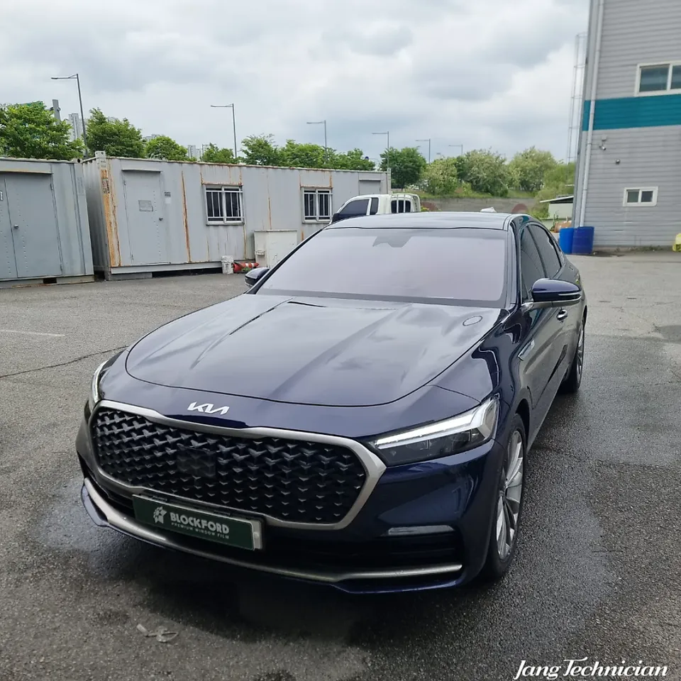 Kia K900のカーフィルム施工事例|バイオレット反射フィルム 施工写真 3-2