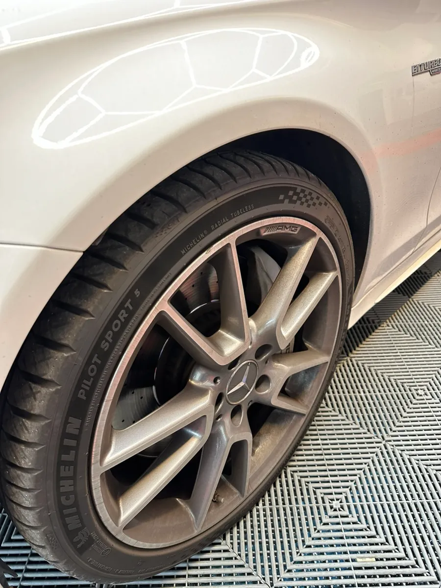 Mercedes-Benz C43 AMGのガラスコーティング事例 施工写真 2-1