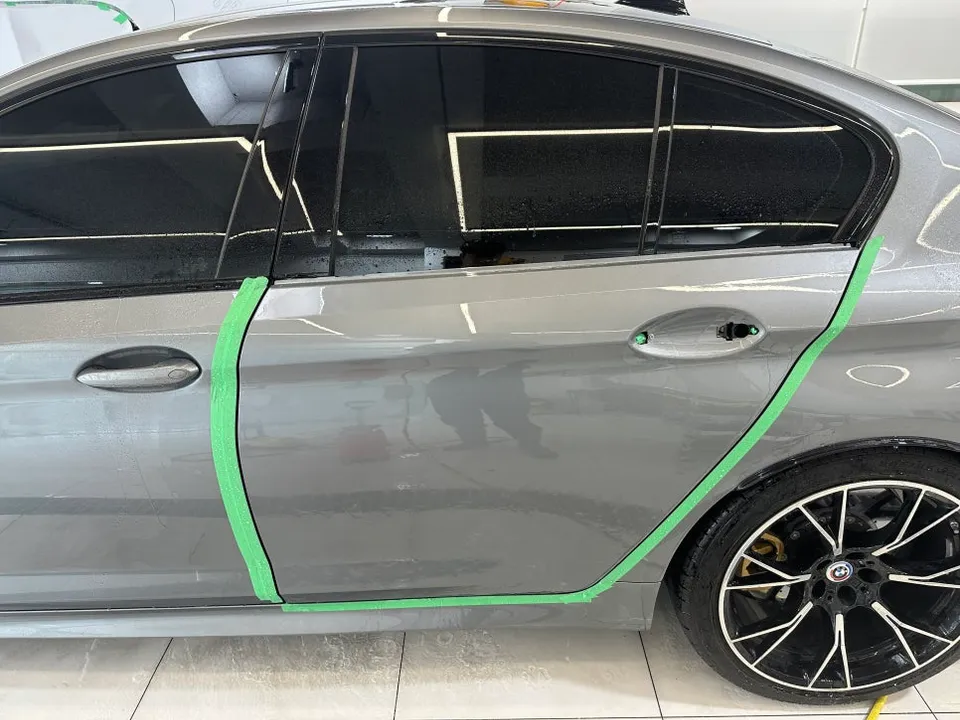 BMW M5のブラックPPF施工事例|費用目安・仕上がり 施工写真 1-3