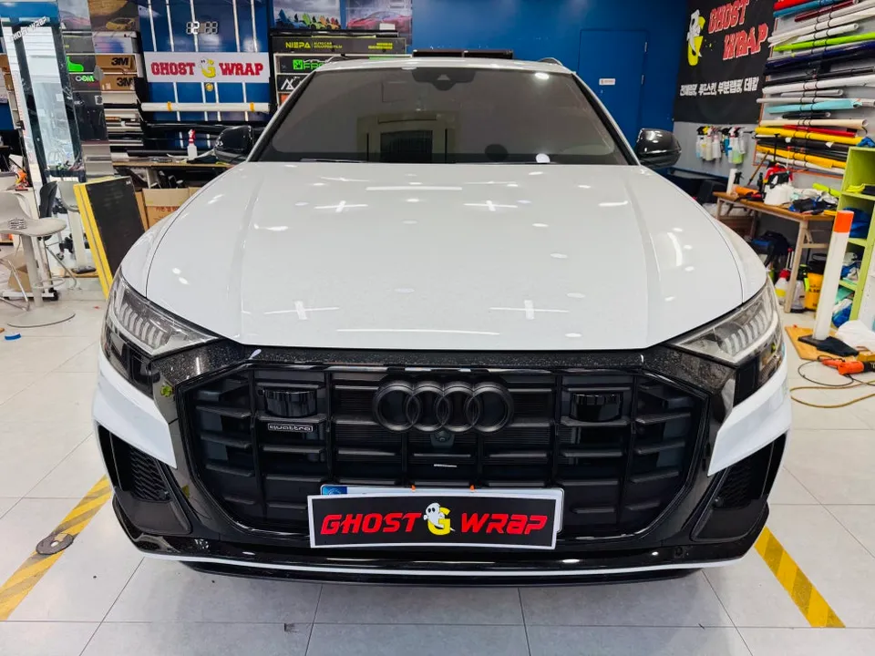 Audi Q8のカーラッピング事例：サテンブラックで魅せるカスタム 施工写真 1-1