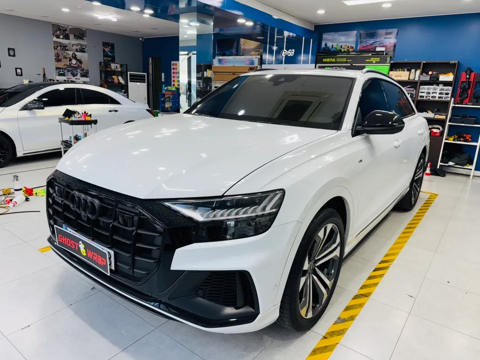 Audi Q8のカーラッピング事例：サテンブラックで魅せるカスタム 施工写真 1-2