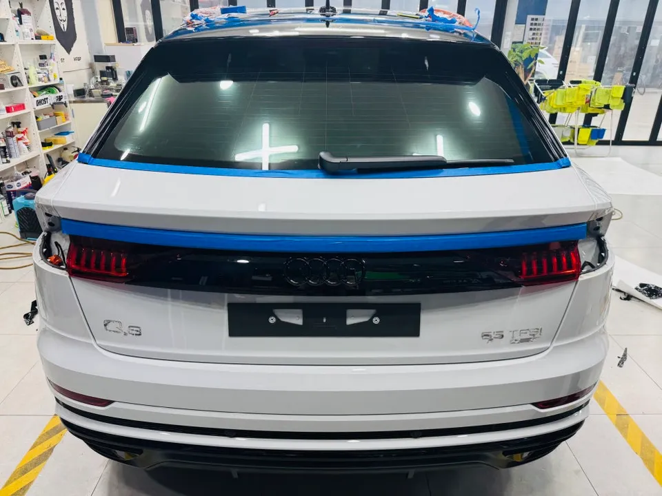 Audi Q8のカーラッピング事例：サテンブラックで魅せるカスタム 施工写真 1-3