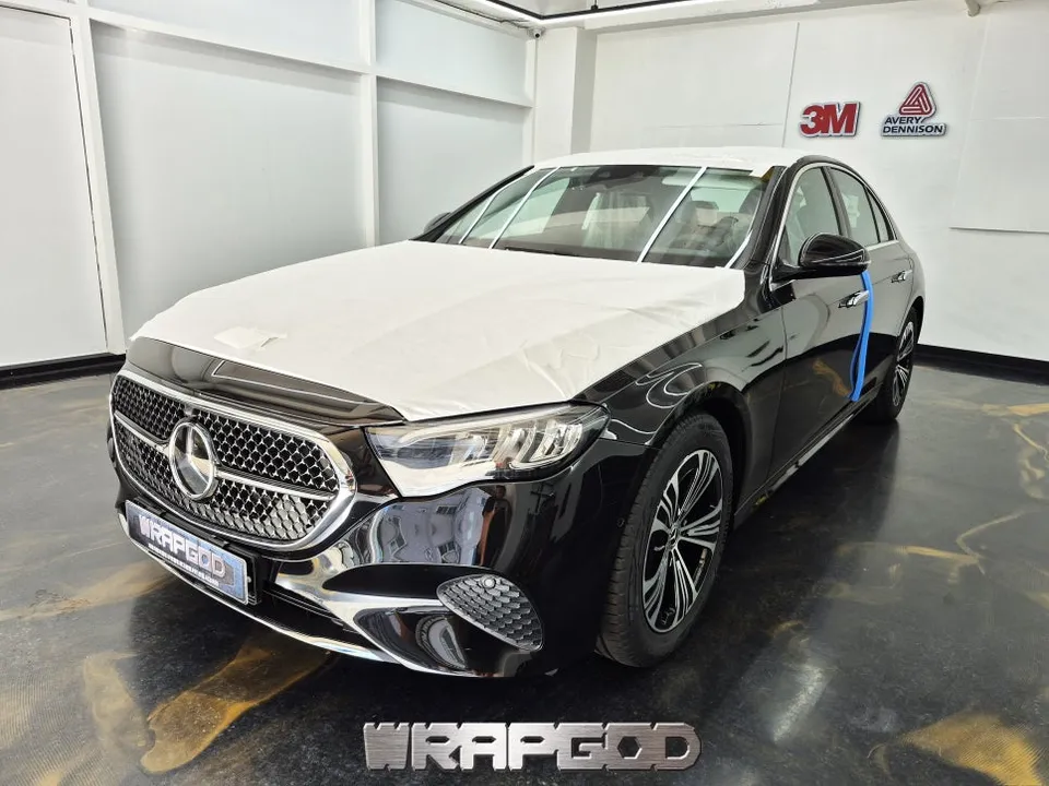 Mercedes-Benz Eクラス W214のカーラッピング事例|費用目安・仕上がり 施工写真 3-1
