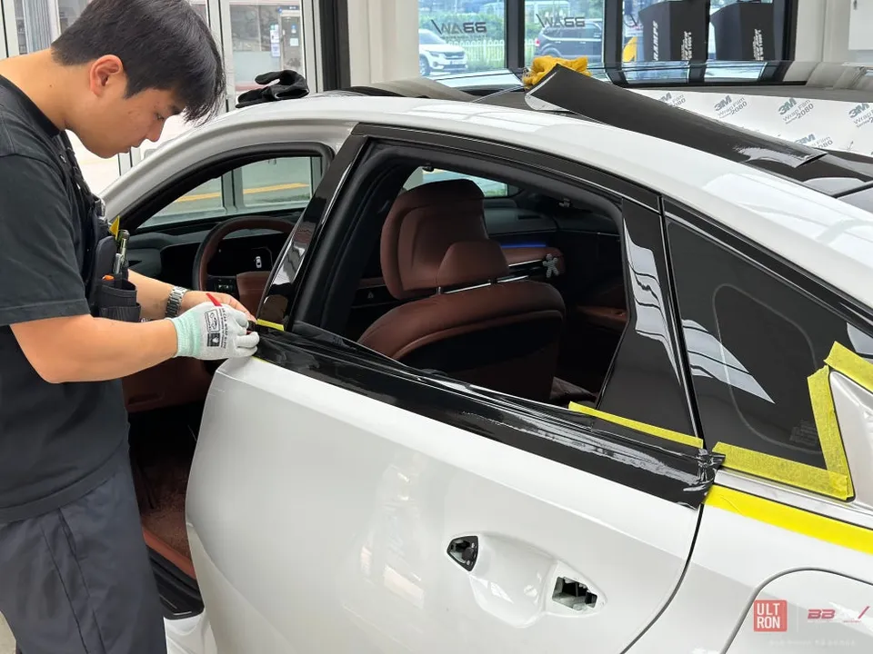 Kia K8のカーラッピング事例｜クロームメッキの印象変更 施工写真 1-2