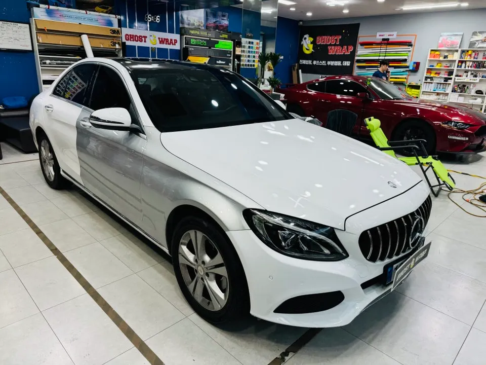 Mercedes-Benz Cクラスのカーラッピング事例｜費用目安・仕上がり 施工写真 2-1