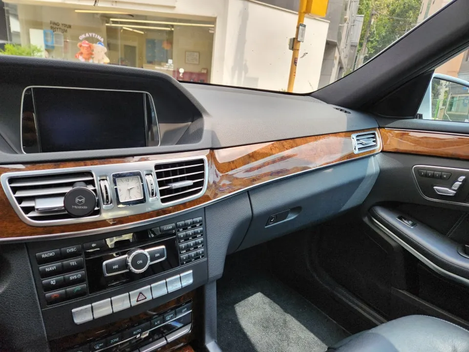 Mercedes-Benz Eクラス W212のカーラッピング事例 施工写真 3-1