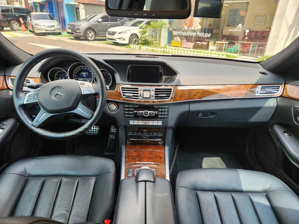 Mercedes-Benz Eクラス W212のカーラッピング事例 施工写真 2-2