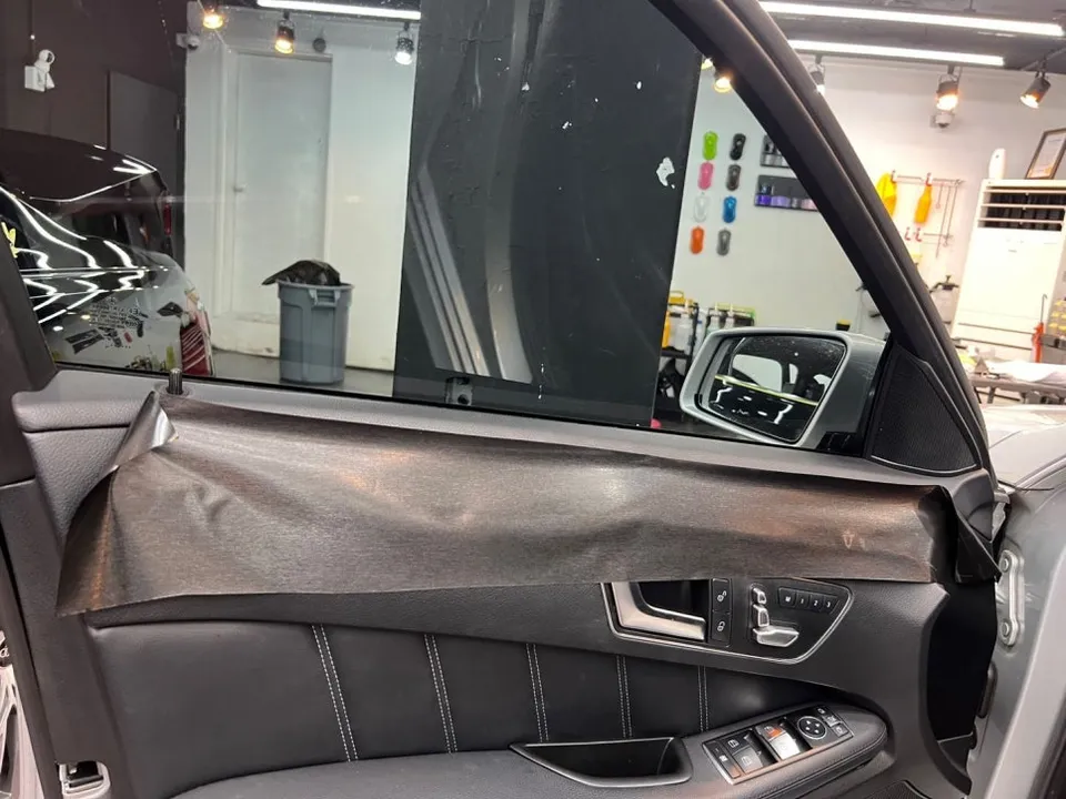 Mercedes-Benz Eクラス W212のカーラッピング事例 施工写真 3-2