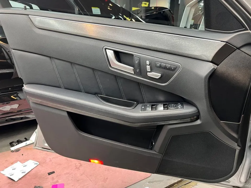 Mercedes-Benz Eクラス W212のカーラッピング事例 施工写真 1-3
