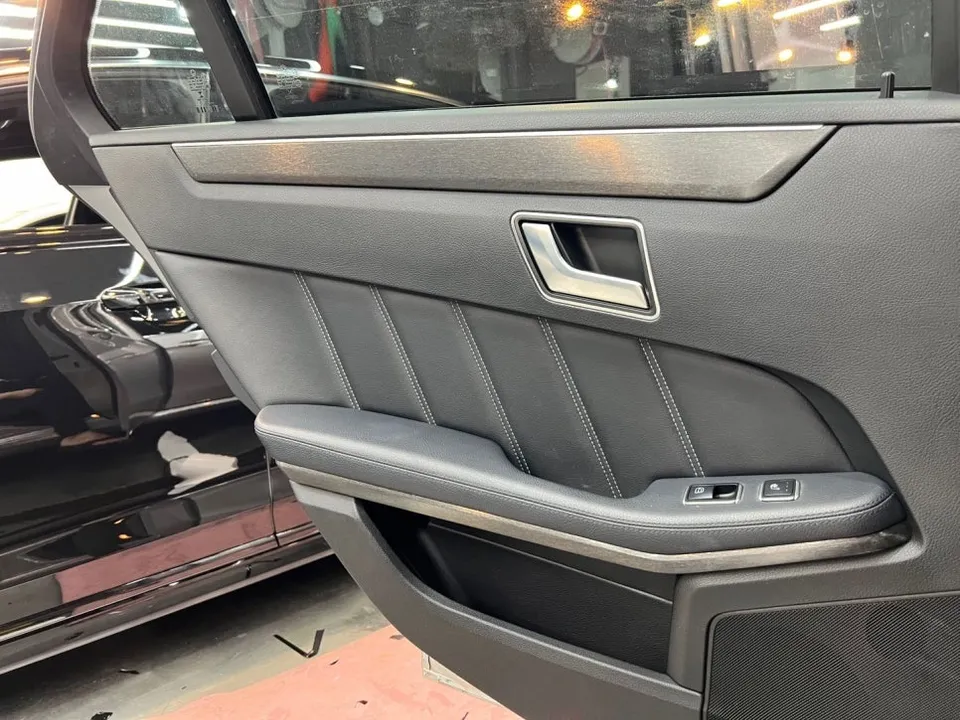 Mercedes-Benz Eクラス W212のカーラッピング事例 施工写真 2-3
