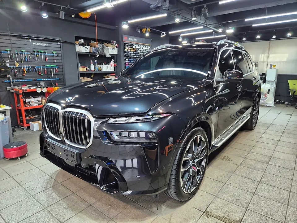 BMW X7のカーラッピング事例|クロームパーツのブラックアウト 施工写真 1-1