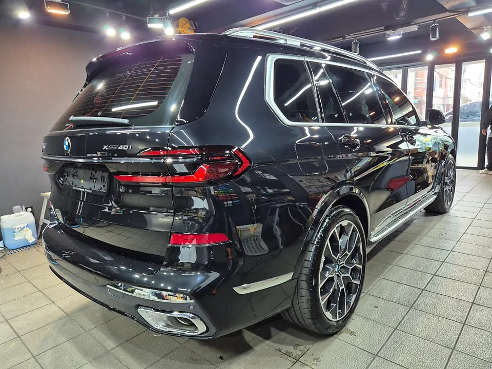 BMW X7のカーラッピング事例|クロームパーツのブラックアウト 施工写真 2-1