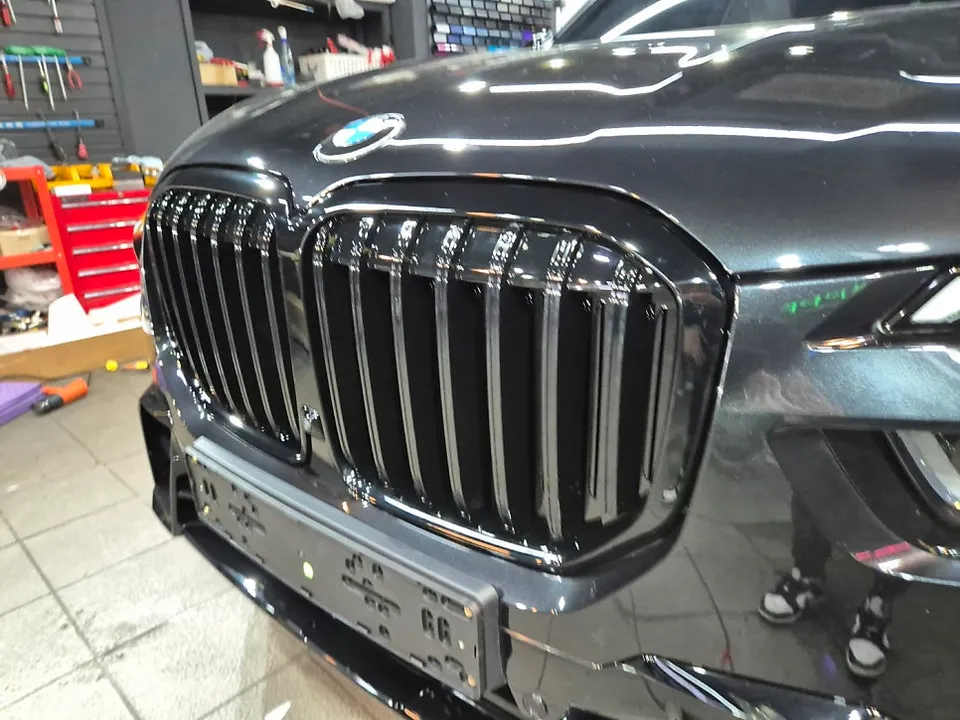 BMW X7のカーラッピング事例|クロームパーツのブラックアウト 施工写真 3-1