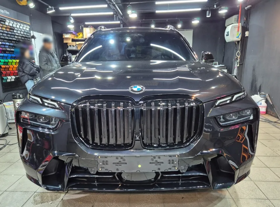 BMW X7のカーラッピング事例|クロームパーツのブラックアウト 施工写真 1-2