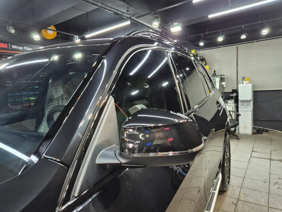 BMW X7のカーラッピング事例|クロームパーツのブラックアウト 施工写真 2-2