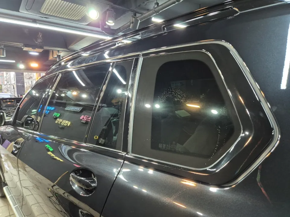 BMW X7のカーラッピング事例|クロームパーツのブラックアウト 施工写真 1-3