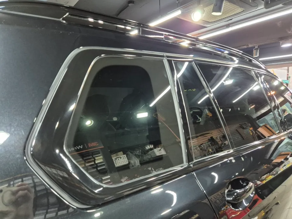 BMW X7のカーラッピング事例|クロームパーツのブラックアウト 施工写真 2-3