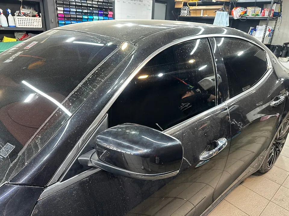Maserati Ghibliのカーラッピング事例|費用目安・仕上がり 施工写真 3-1