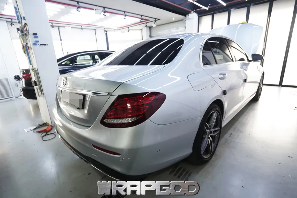 Mercedes-Benz E300 vinyl wrap - Mercedes-Benz E300 Vinyl Wrap Review: Satin White Pearl photo 3