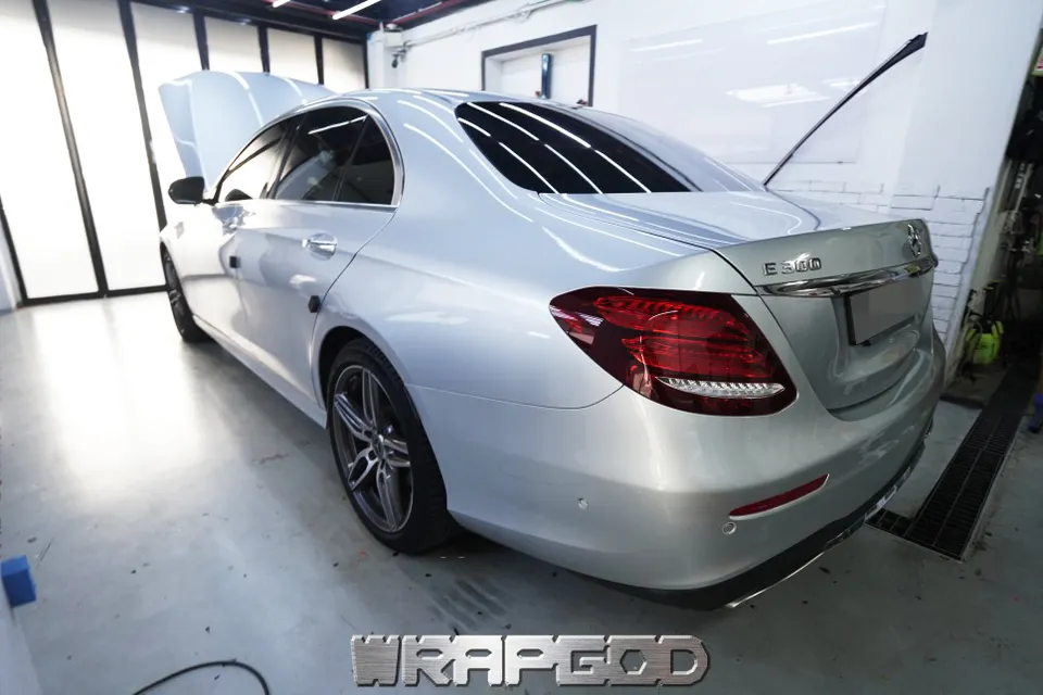 Mercedes-Benz E300 vinyl wrap - Mercedes-Benz E300 Vinyl Wrap Review: Satin White Pearl photo 4