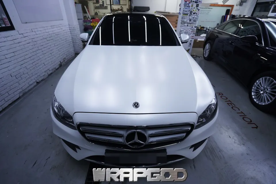 Mercedes-Benz E300 vinyl wrap - Mercedes-Benz E300 Vinyl Wrap Review: Satin White Pearl photo 5