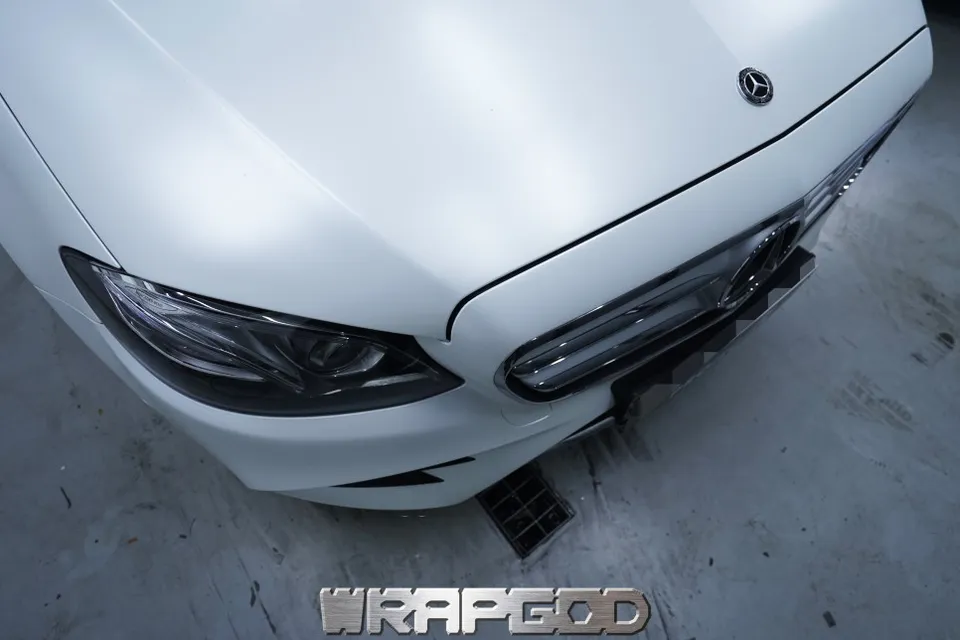 Mercedes-Benz E300のカーラッピング事例 施工写真 1-2