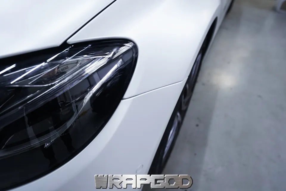 Mercedes-Benz E300のカーラッピング事例 施工写真 4-2