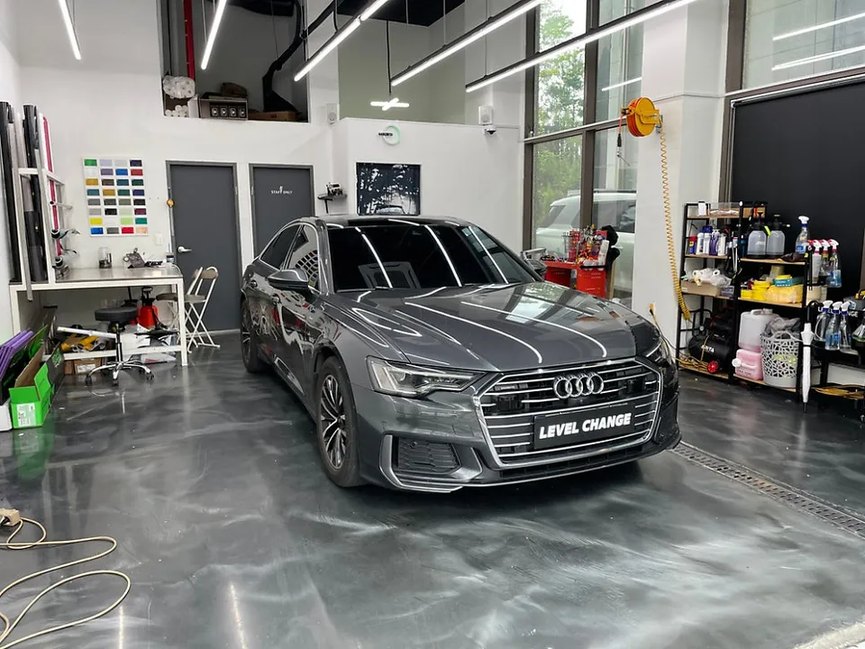 Audi A6のカーラッピング事例：クロームパーツのブラックアウト 施工写真 2-1