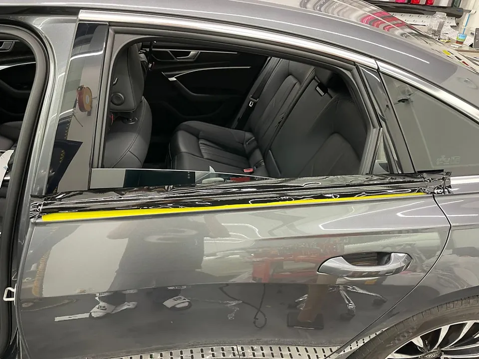 Audi A6のカーラッピング事例：クロームパーツのブラックアウト 施工写真 1-2