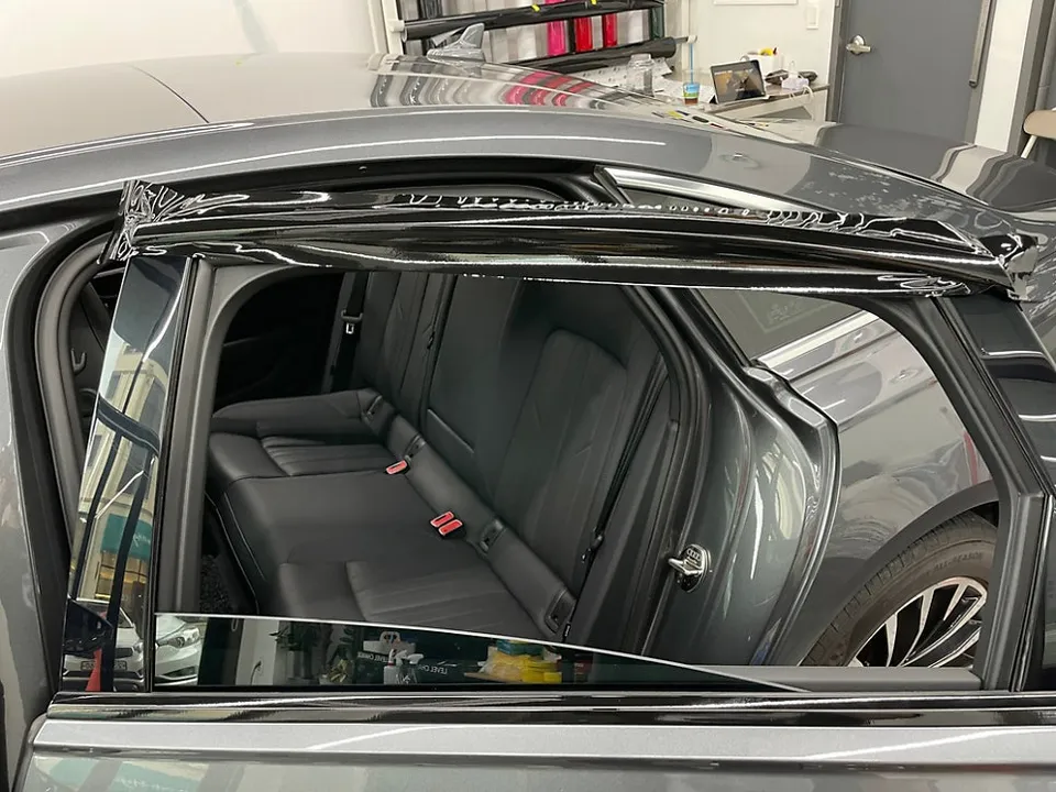 Audi A6のカーラッピング事例：クロームパーツのブラックアウト 施工写真 3-2