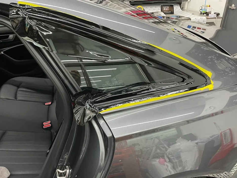 Audi A6のカーラッピング事例：クロームパーツのブラックアウト 施工写真 2-3