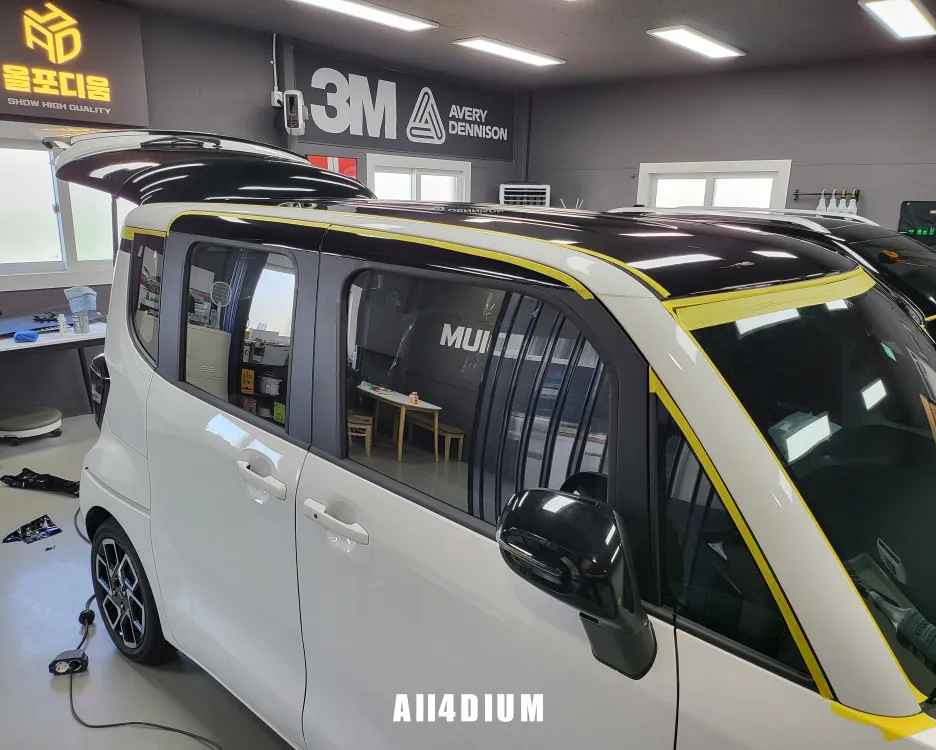 Kia Rayのカーラッピング事例|スポーティな印象へ 施工写真 4-2