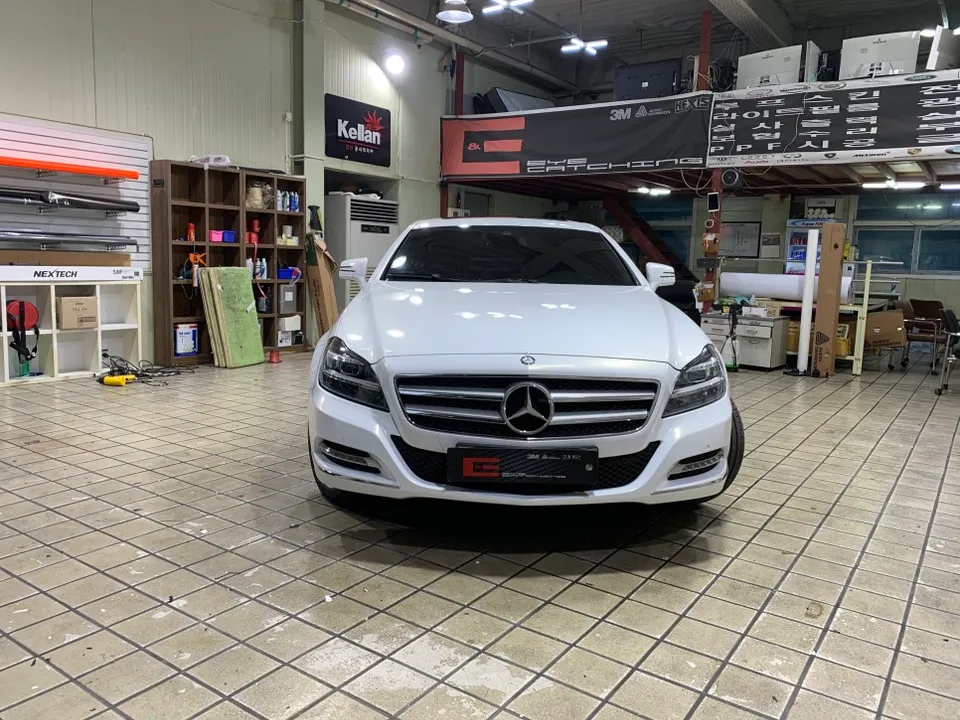 Mercedes-Benz CLSのカーラッピング事例|3Mホワイトスパークルゴールドパール 施工写真 2-1