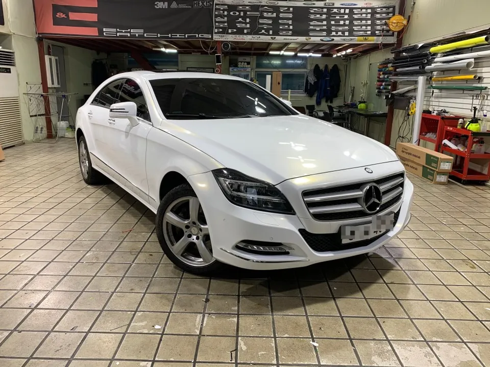 Mercedes-Benz CLSのカーラッピング事例|3Mホワイトスパークルゴールドパール 施工写真 3-1